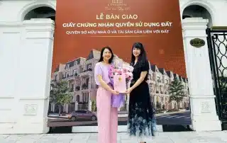 Đại diện KITA Group bàn giao giấy chứng nhận quyền sở hữu cho khách hàng.