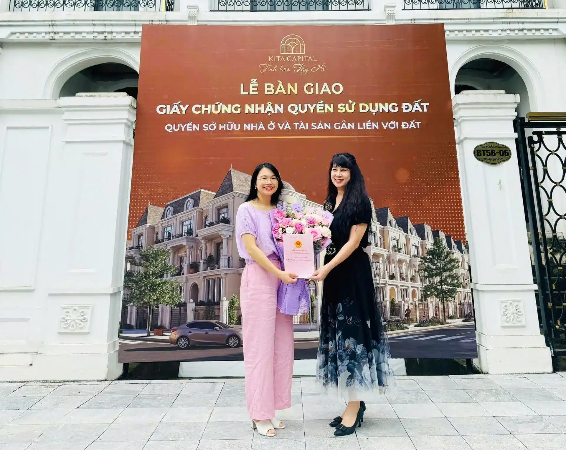 Đại diện KITA Group bàn giao giấy chứng nhận quyền sở hữu cho khách hàng.